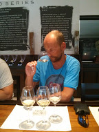 Tasting van de witte wijnen uit de Bernard serie in de tastingroom van Bellingham in Franschhoek